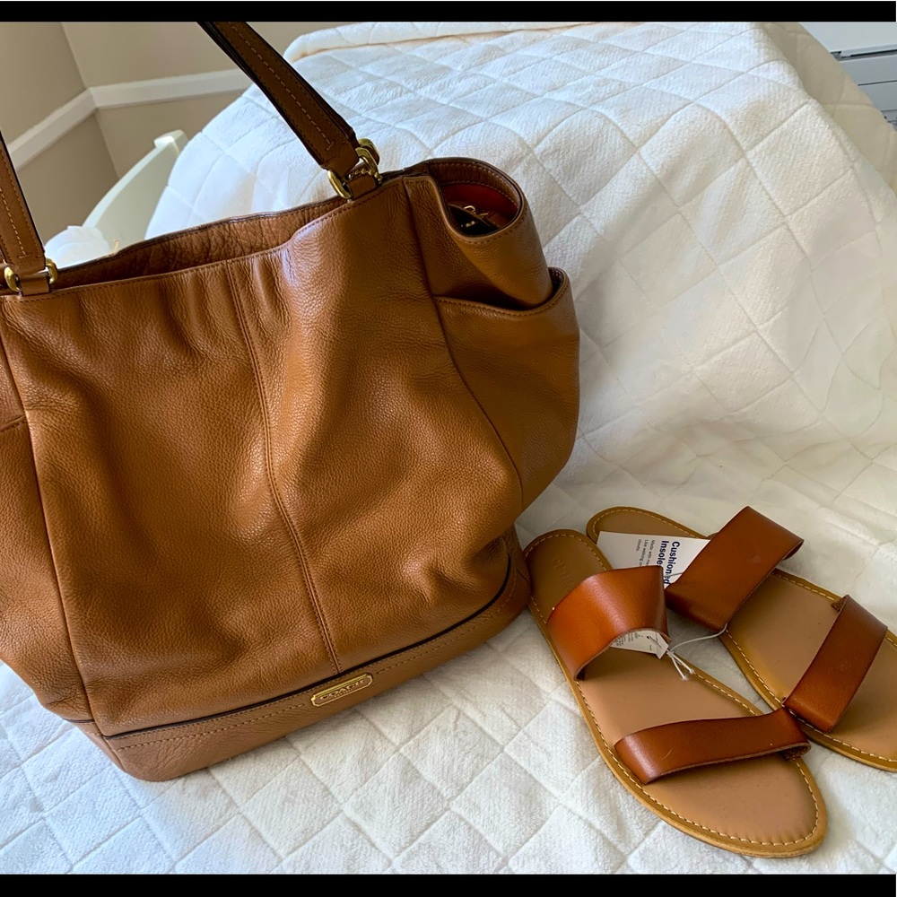 COACH Leather Tote & Brown Sandals 🤎